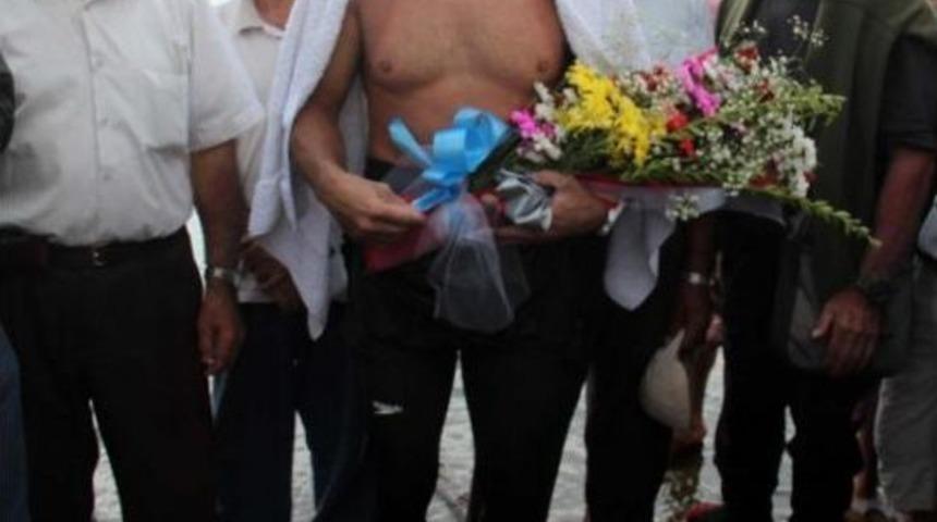 Rekortmen Y&uuml;z&uuml;c&uuml; Şehitler Anısına Kabatepe'den G&ouml;k&ccedil;eada'ya Y&uuml;zd&uuml;