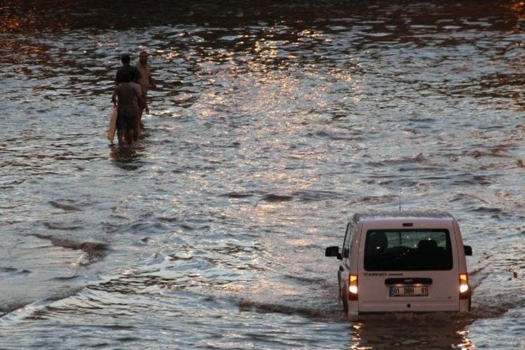Alt Ge&ccedil;idi Su Bastı, Vatandaş Mahsur Kalanları Merakla İzledi