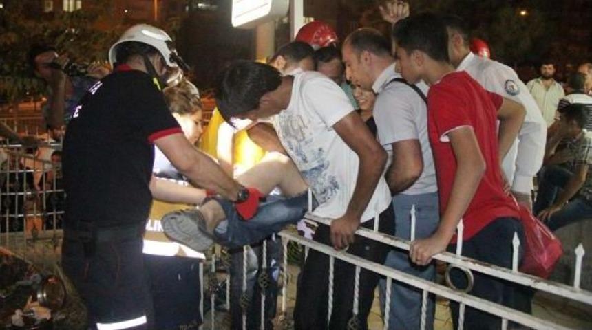 &Uuml;zerinden Atlamak Istediği Korkuluğun Şişi Bacağına Saplandı