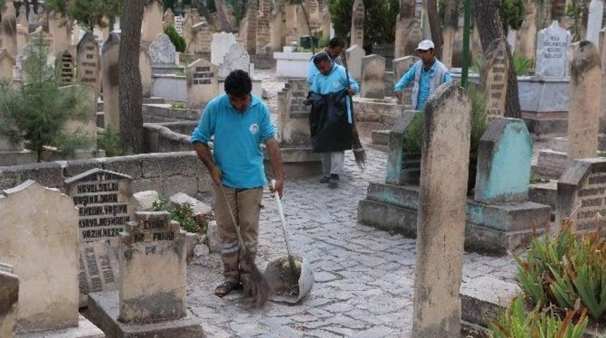 Haliliye&rsquo;den Bed&uuml;&uuml;zzaman Mezarlığı&rsquo;nda Bayram Temizliği
