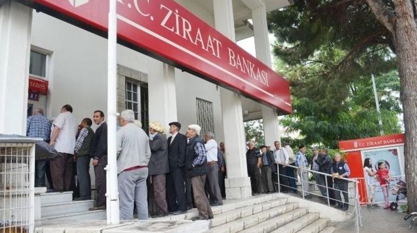 Bayram &Ouml;ncesi Atm&rsquo;lerde Emekli Maaşı Kuyruğu