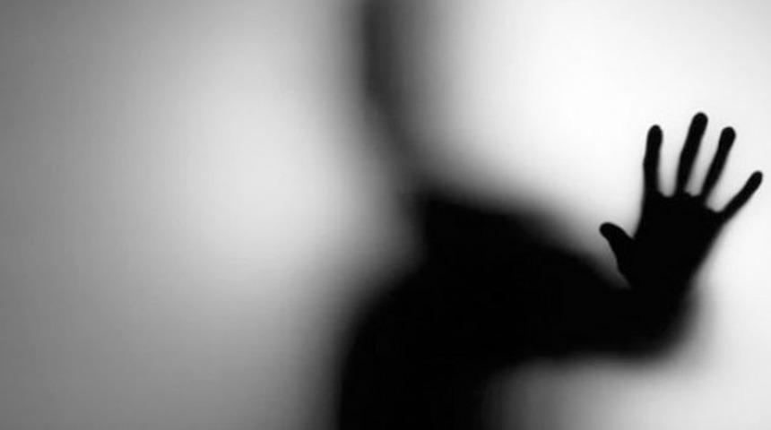 FETÖ üyesinden iğrenç ahlaksızlık! Erkek çocukla basıldı