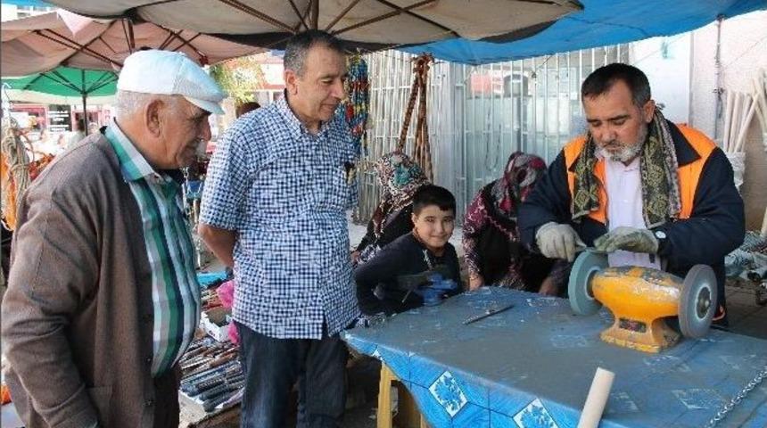 Bı&ccedil;aklar Kurbana Bileniyor