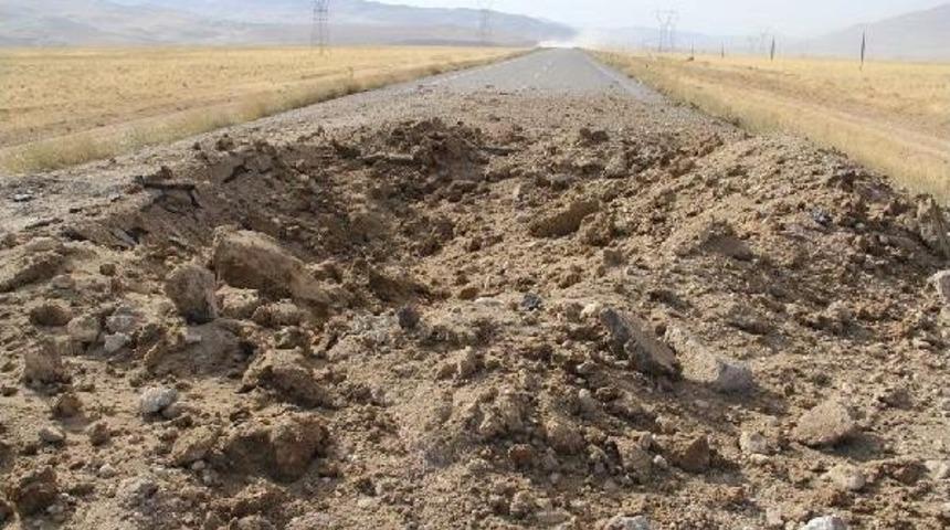 Başkale'de Pkk'nın Iki Saldırısında 24 Asker Yaralandı, Yolda 4 Metrelik &Ccedil;ukur Oluştu