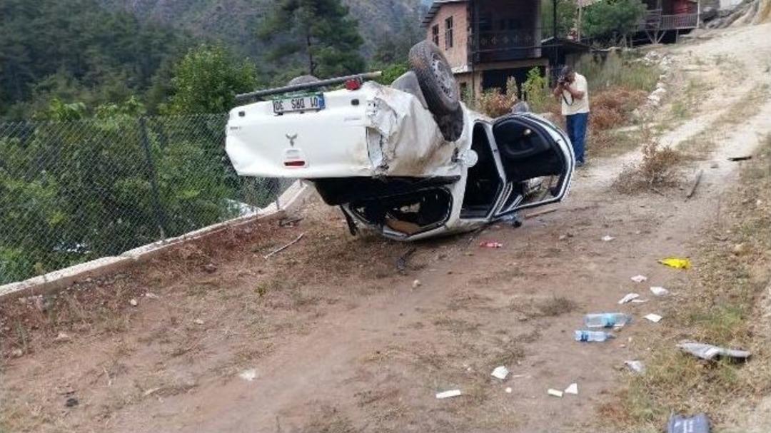 Kamyonet U&ccedil;uruma Yuvarlandı: 1 &Ouml;l&uuml;, 2 Yaralı