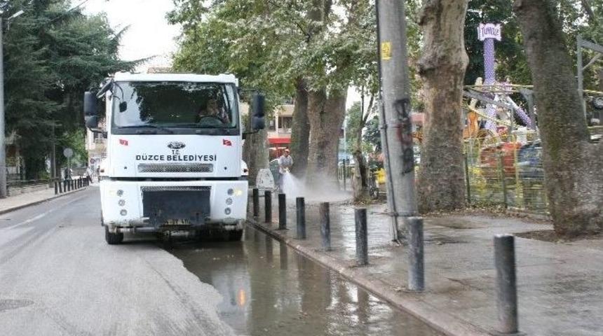 Belediye Ekipleri Kaldırımları Yıkıyor