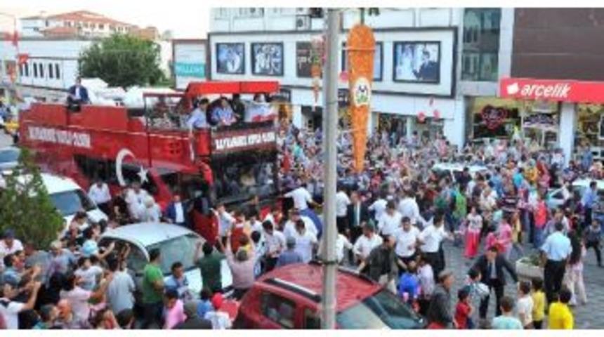 Başkan G&ouml;k&ccedil;ek Top Ve Oyuncak Dağıtımını S&uuml;rd&uuml;r&uuml;yor