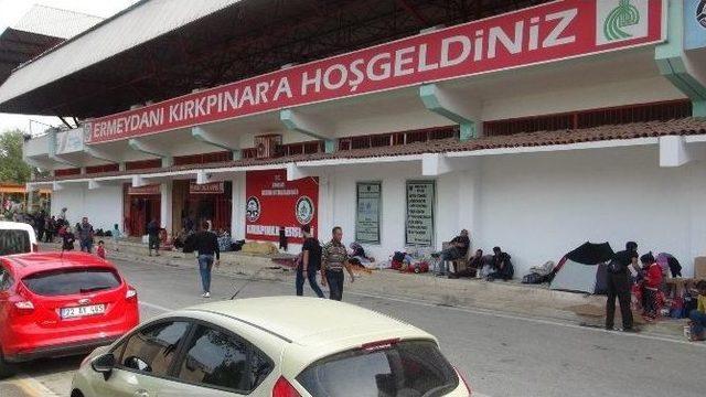 Suriyeli Sığınmacıların Sarayiçi Er Meydanı’nda Bekleyişi Sürüyor