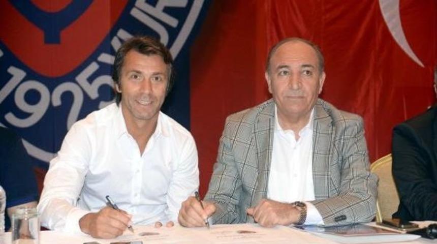 Mersin İdmanyurdu B&uuml;lent Korkmaz'la Imzaladı