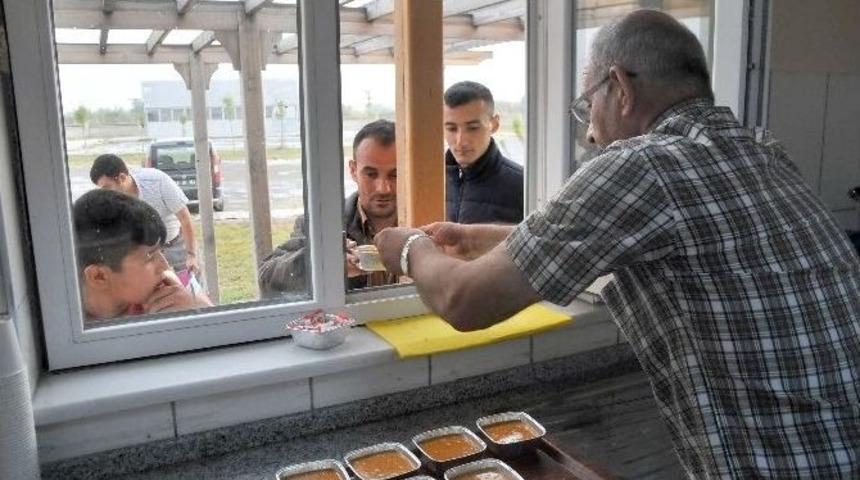 Akşehir Belediyesi&rsquo;nden Hayvan Pazarında &Ccedil;orba Ve &Ccedil;ay İkramı