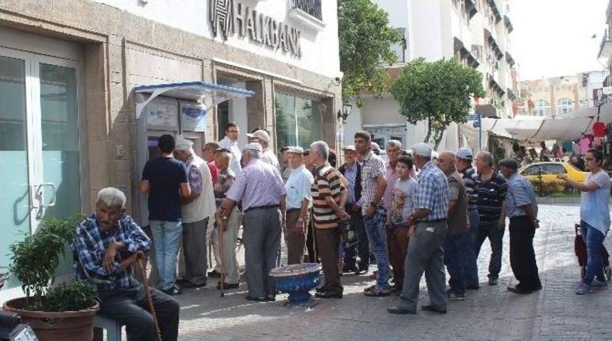 Bayram &Ouml;n&uuml; Bankalarda Kuyruk Oluştu