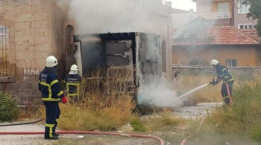 Aksaray&rsquo;da İnşaat İş&ccedil;ilerin Kaldığı Konteyner Yandı