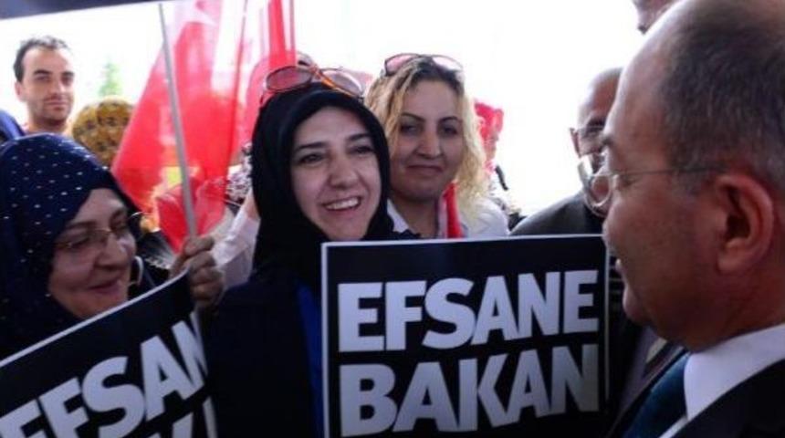 Recep Akdağ, Erzurum'da 'efsane Bakan' Pankatı Ile Karşılandı