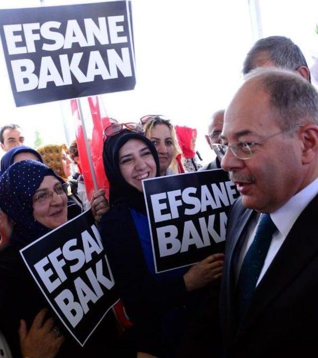 Recep Akdağ, Erzurum'da 'efsane Bakan' Pankatı Ile Karşılandı