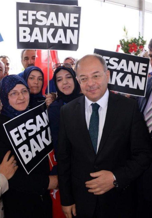 Recep Akdağ, Erzurum'da 'efsane Bakan' Pankatı Ile Karşılandı