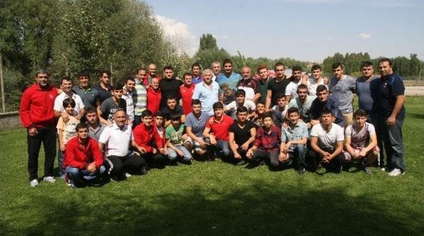 D&uuml;nya Şampiyonu G&uuml;reş&ccedil;ilerden, İşitme Engelli Milli G&uuml;reş&ccedil;ilere Ziyaret