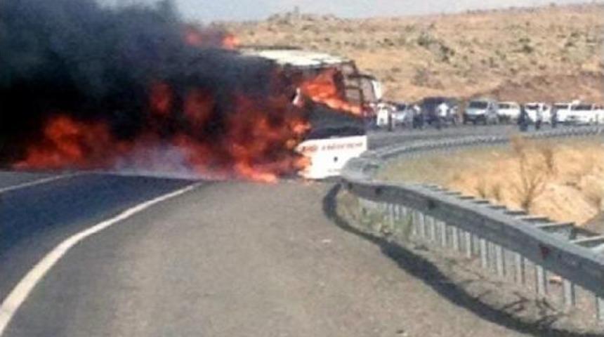 Yolcu Otob&uuml;s&uuml;nde Yangın &Ccedil;ıktı, Facia Ucuz Atlatıldı