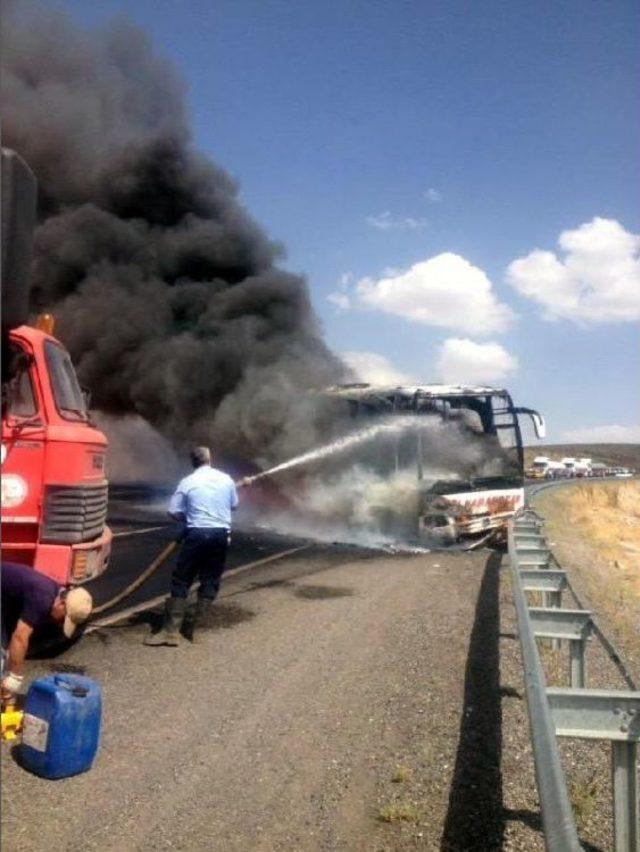 Yolcu Otobüsünde Yangın Çıktı, Facia Ucuz Atlatıldı