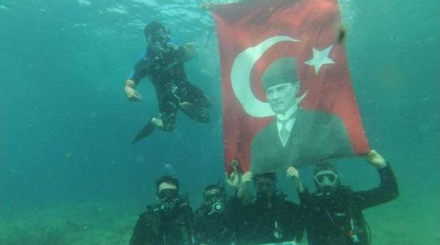 Deniz Altında Bayrak A&ccedil;ıp, Şehitleri Andılar