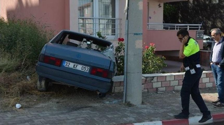 Virajı Alamayan Otomobil Bah&ccedil;eye U&ccedil;tu