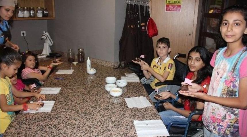 Omurilik Fel&ccedil;li &Ccedil;ocuklara Bayram Hediyesi