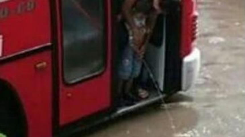 Su Baskınına Otob&uuml;ste Yakalanan &Ccedil;ocuğun Tuvalet Telaşı