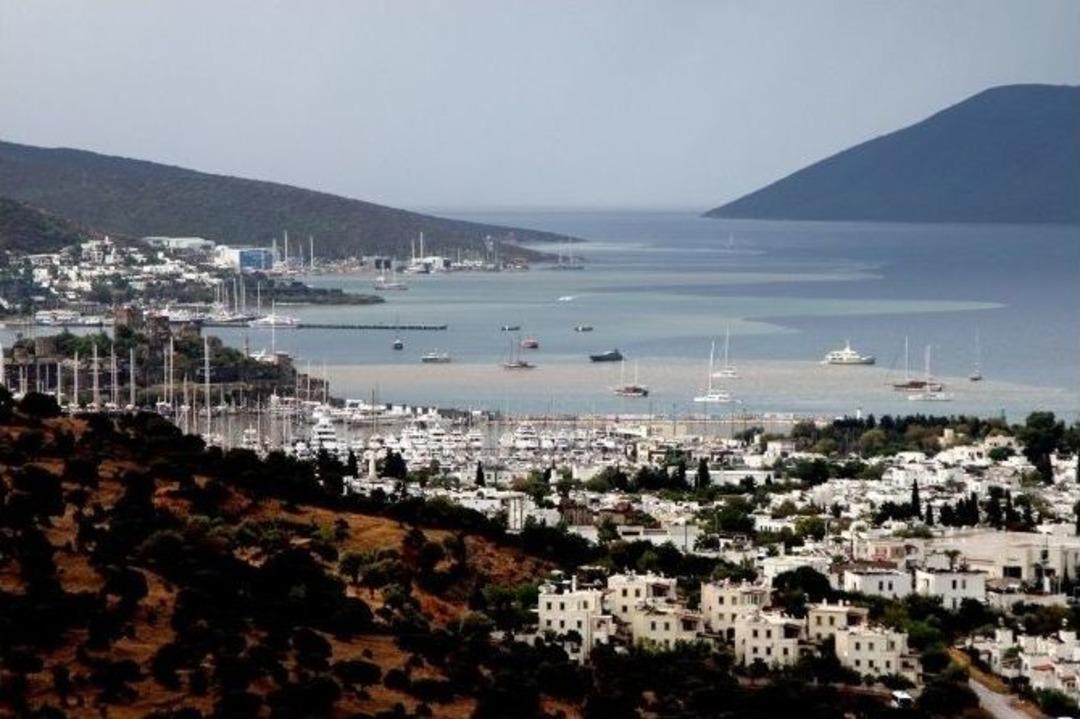 Bodrum&rsquo;da Sağanak Yağmur Denizin Rengini Değiştirdi