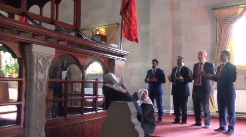 Ak Parti Milletvekili Adayları Kars&rsquo;ta G&ouml;vde G&ouml;sterisi Yaptı