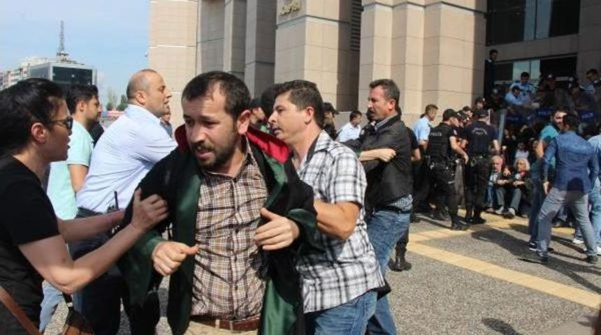 Police Severely Intervenes Lawyers&rsquo; Sit-In At Court House