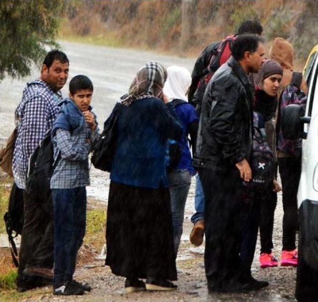 Adada Mahsur Kalan Kaçakları Sahil Güvenlik Kurtardı