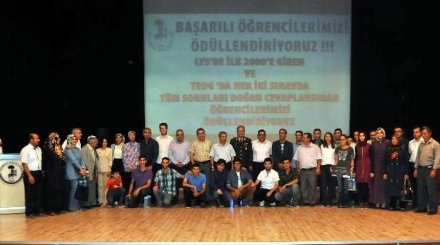 Akşehir Belediyesi Başarılı &Ouml;ğrencileri &Ouml;d&uuml;llendirdi