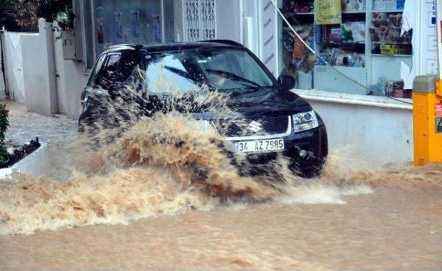 Bodrum'da Sağanak Yağmur Su Baskınlarına Neden Oldu