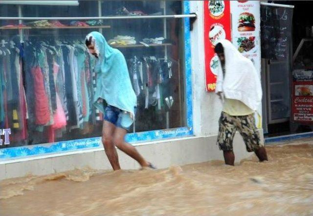 Bodrum'da Sağanak Yağmur Su Baskınlarına Neden Oldu