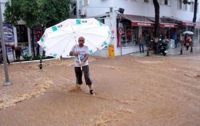 Bodrum'da Sağanak Yağmur Su Baskınlarına Neden Oldu