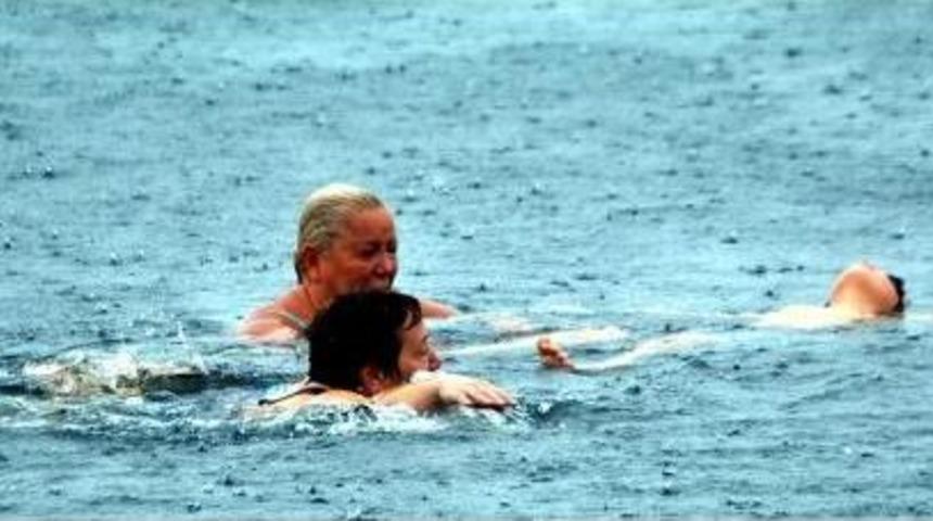 Yağmura Rağmen Deniz Keyfi