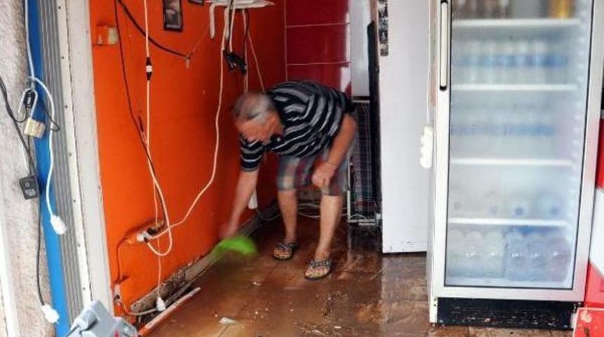 Bodrum'da Sağanak Yağmur Su Baskınlarına Neden Oldu (2)