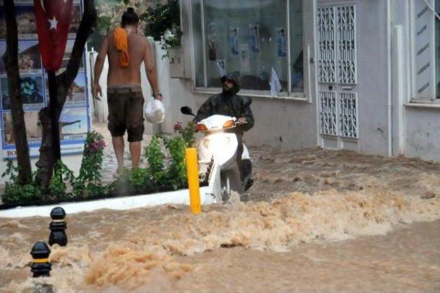 Bodrum'da Sağanak Yağmur Su Baskınlarına Neden Oldu (2)