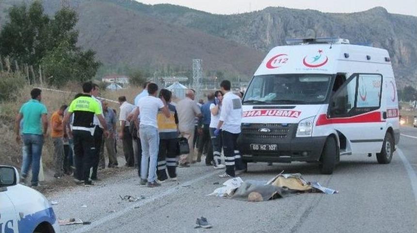 Otomobil İle Motosiklet &Ccedil;arpıştı: 1 &Ouml;l&uuml;, 2 Yaralı