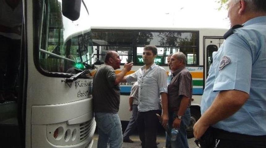 Halk Otob&uuml;s&uuml; S&uuml;r&uuml;c&uuml;s&uuml;ne Bı&ccedil;aklı-sopalı Saldırı