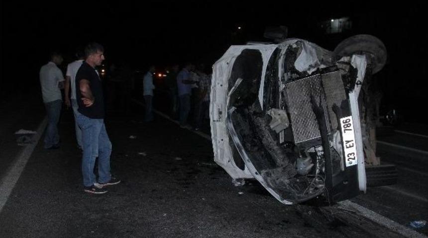 Yolcu Minib&uuml;s&uuml; İle Otomobil &Ccedil;arpıştı: 16 Yaralı