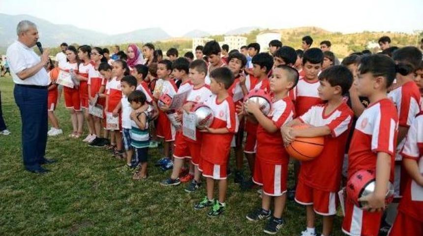 &ldquo;Read The Book, Grab The Ball&rdquo; Game Encourages Children In Resort Town