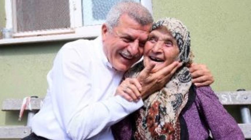 Başkan Karaosmanoğlu, "bu Bayram B&uuml;y&uuml;klerinize Sarılın, Ellerini &Ouml;p&uuml;n"