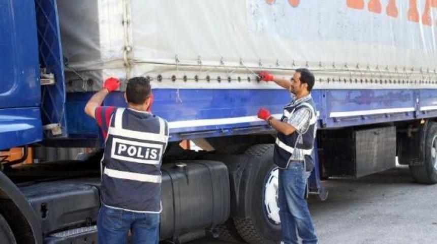 Tır'da 100 Bin Paket Ka&ccedil;ak Sigaraya 2 G&ouml;zaltı