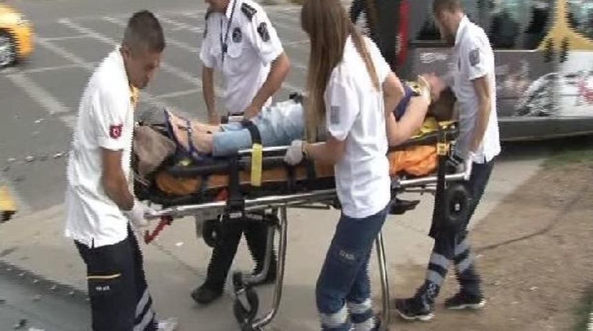 Kadık&ouml;y'de Iki Dolmuş &Ccedil;arpıştı: 3 Yaralı