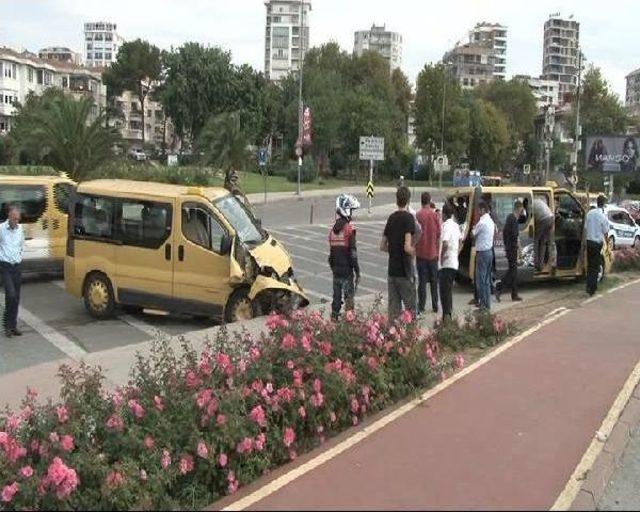 Kadıköy'de Iki Dolmuş Çarpıştı: 3 Yaralı