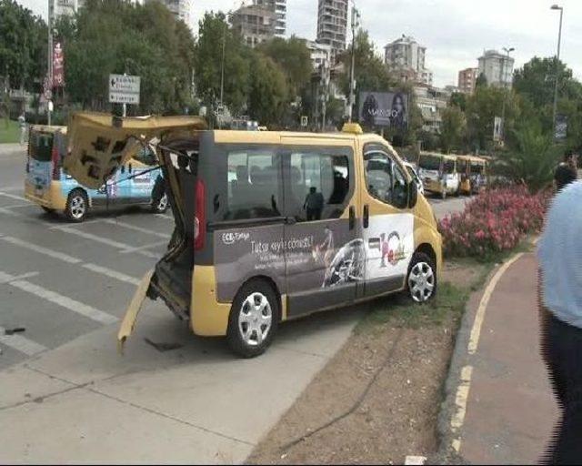 Kadıköy'de Iki Dolmuş Çarpıştı: 3 Yaralı