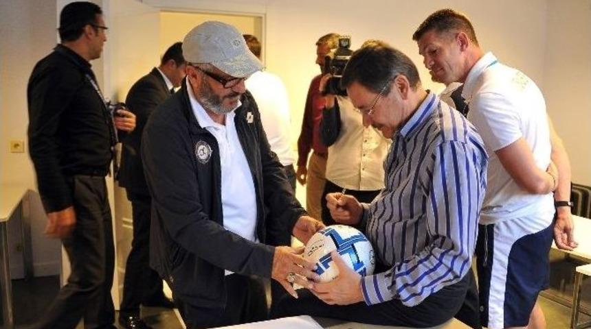 Başkan G&ouml;k&ccedil;ek, &Ccedil;ocuklara Bayram Hediyesi Dağıttı