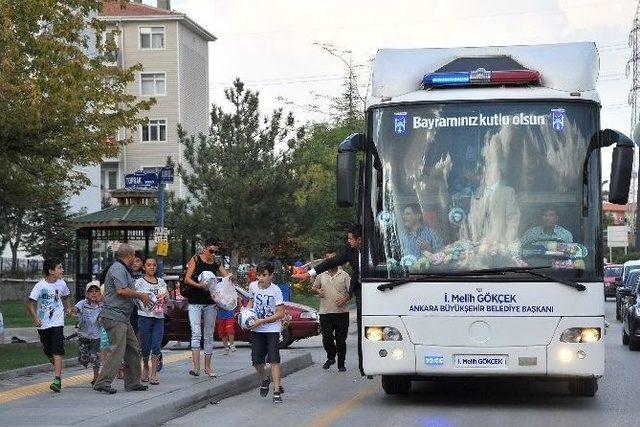 Başkan Gökçek, Çocuklara Bayram Hediyesi Dağıttı 1