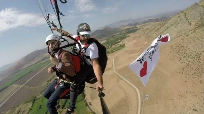 Paraş&uuml;tle 600 Metrede Pankart A&ccedil;arak Evlilik Teklifi Yaptı