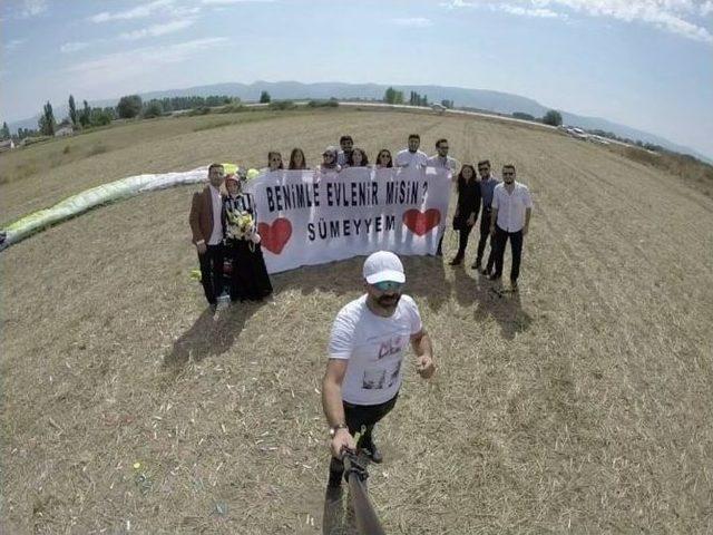 Paraş&uuml;tle 600 Metrede Pankart A&ccedil;arak Evlilik Teklifi Yaptı 3